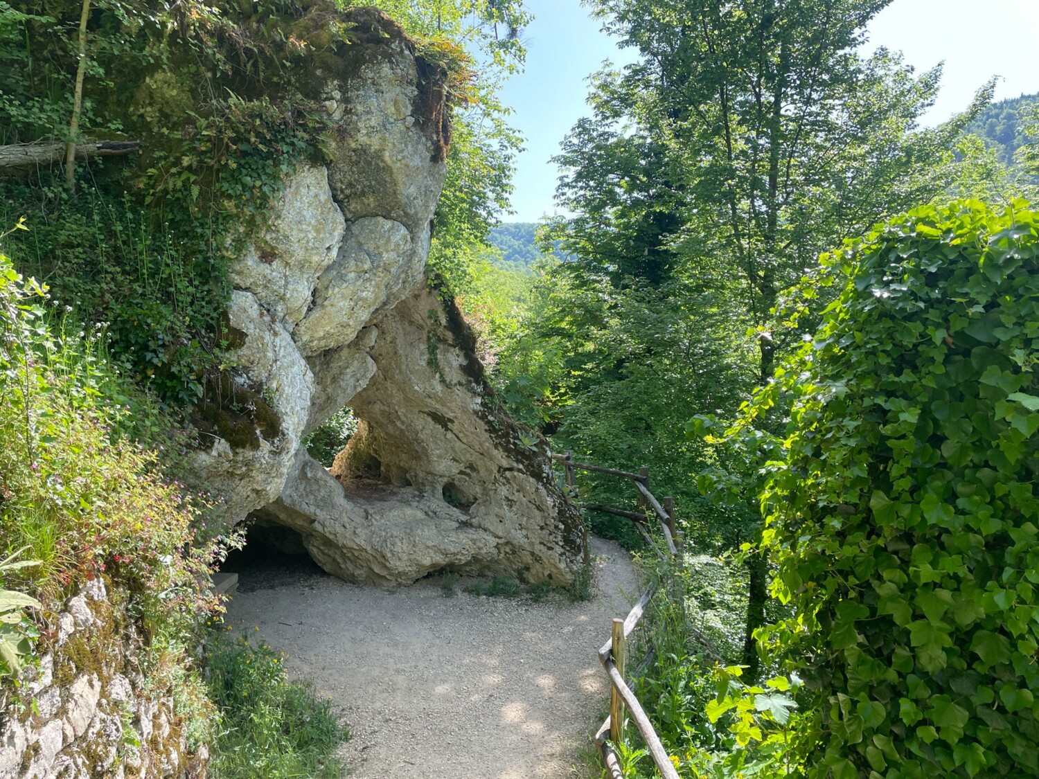 Höhlen in der Gartenanlage der Ermitage.