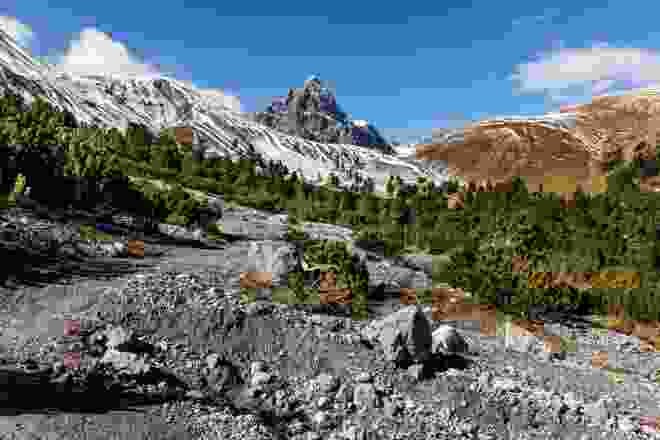Le chemin s’élève constamment dans le Val Mingèr, jusqu’au niveau des premières neiges.
