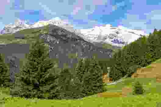 Das Val Frisal versteckt sich zwischen Brigelserhörner (links) und Bifertenstock (rechts).