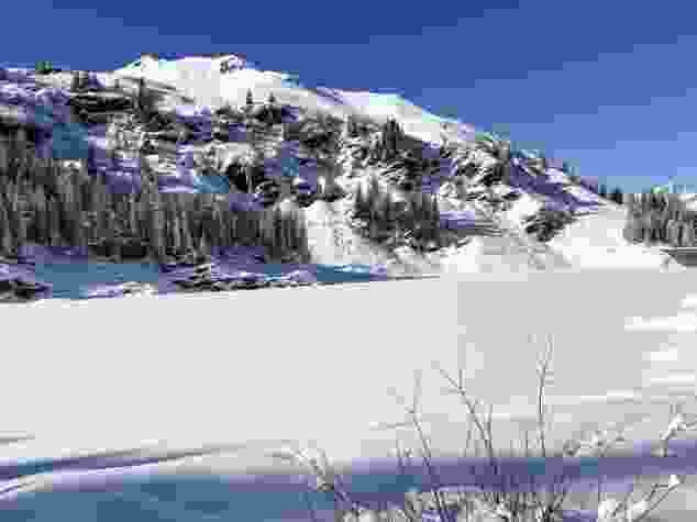 Der Stausee Garichti. Im Winter beliebt bei Eisfischern und -taucherinnen. Sie positionieren sich meistens ganz rechts im Bild nahe der Hauptmauer am Nordwestufer.