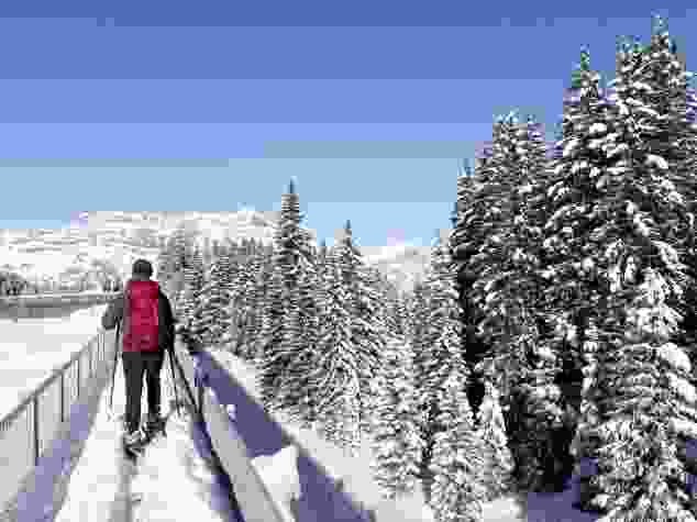 Über die Nebenstaumauer am Nordostufer geht es zurück zur Bergstation der Luftseilbahn.