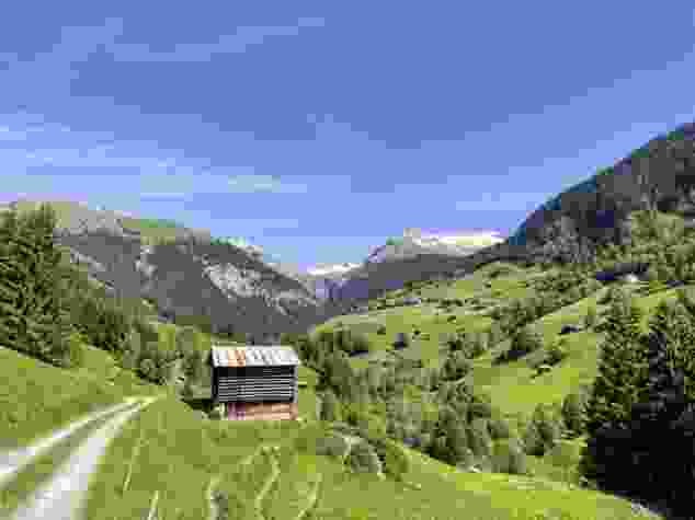 Il sentiero in direzione del Lag da Pigniu.