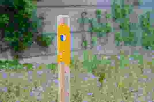 Sorgfältig angebrachte Wanderrhomben der Luzerner Wanderwege signalisieren den Wanderweg.
