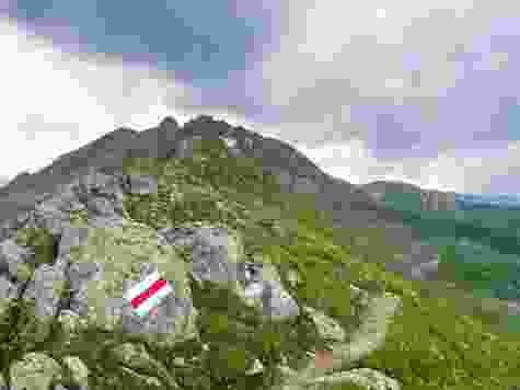 Der Bergwanderweg ist deutlich signalisiert.