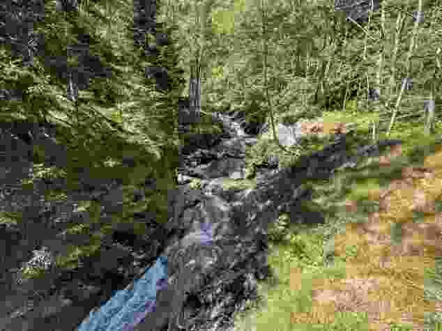 Wild sprudelt der Bergbach Ri d’Arnau.