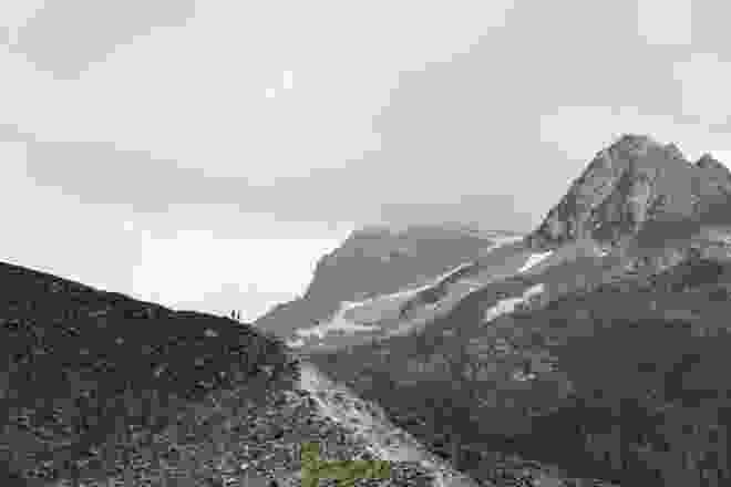 Zwei Berggehende auf einer Moräne.