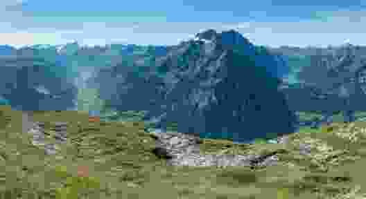 Aussicht beim Heustöckli auf das Linthal (links) und den Klöntalersee (rechts).