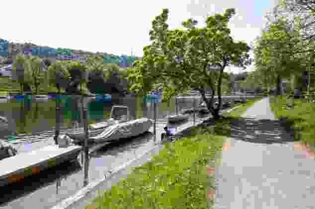 Auf breitem Weg geht es Richtung Altstadt Schaffhausen, fast immer direkt am Fluss entlang.