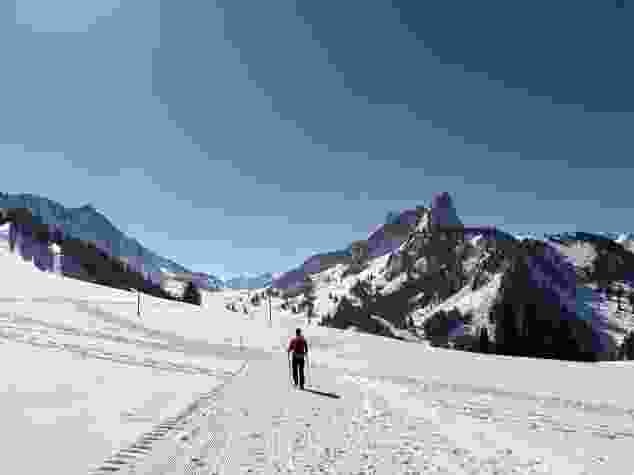 Le parcours fait enfin un virage sur la droite et on marche en ayant le Chörblispitz, la Fochsenflue et la Spitzflue sous les yeux.