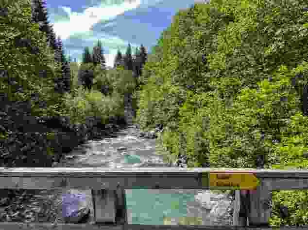 Si attraversa lo Schmuér su un ponte in legno.