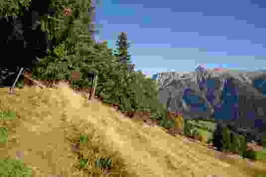 Der Panoramaweg in Richtung Tschlin verläuft hoch über dem Tal.