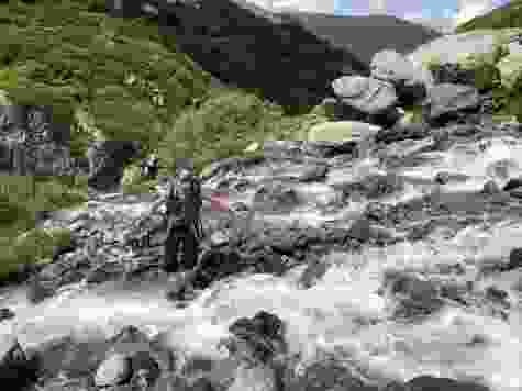 Le torrent de Penne est également traversé, mais sans pont. Rien de tel que d’enlever ses chaussures et de marcher pieds nus pour se rafraîchir. Un peu plus en amont du ruisseau, une corde aide à traverser le cours d’eau.