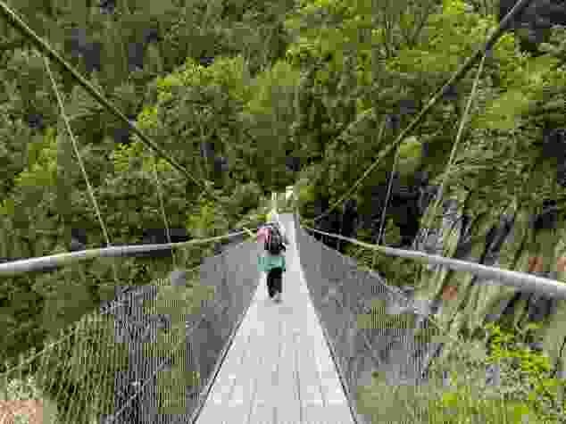 La traversée du pont suspendu Massegga est l’un des moments forts de la randonnée.