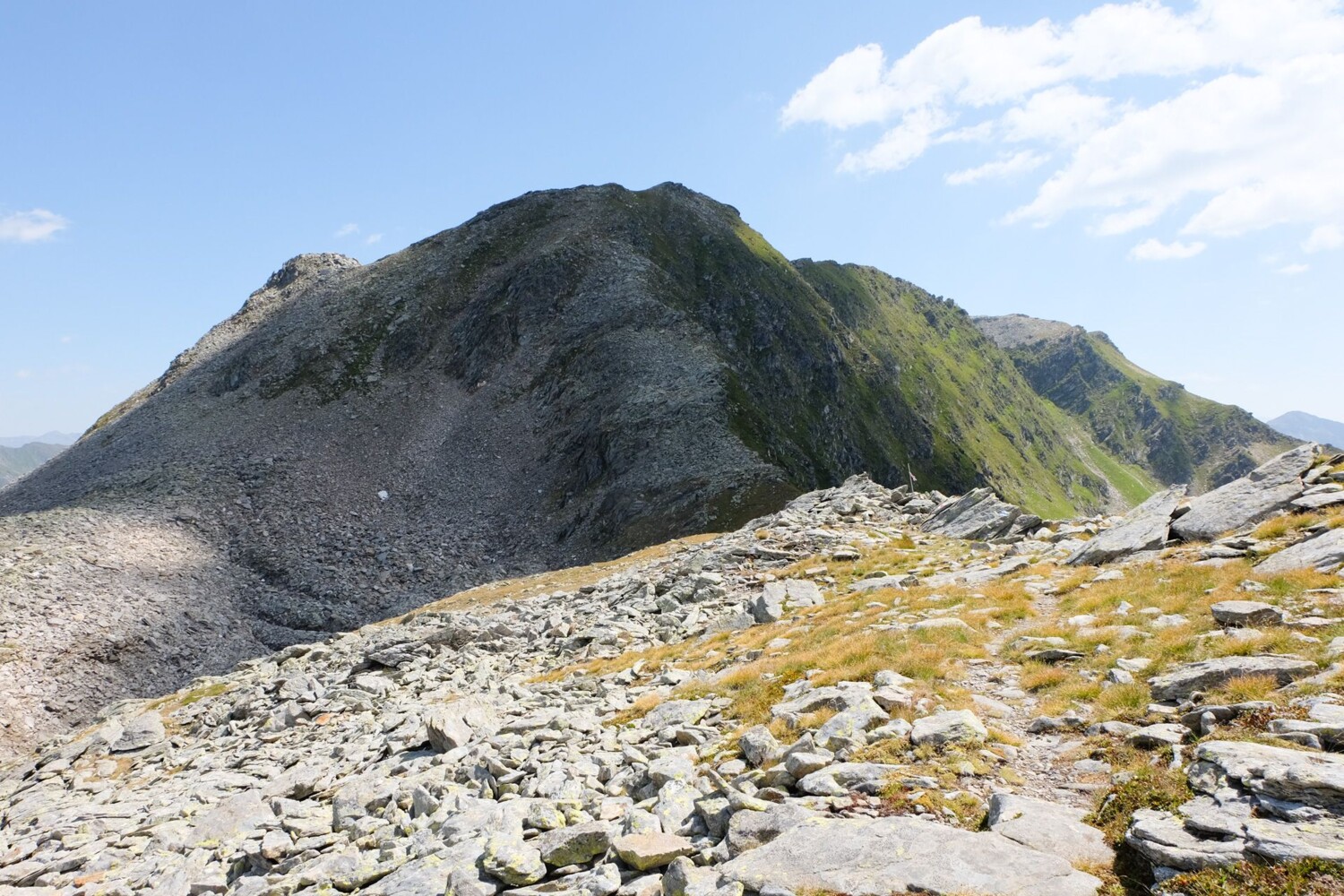 La montée au Passo Predèlp est très caillouteuse. C’est au col que commence la Leventina.