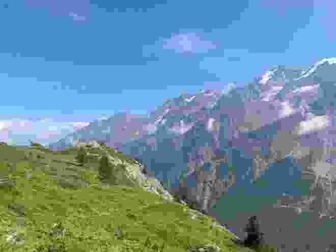 Das Gipfelkreuz ist in Sicht. Ebenso die gegenüberliegende gewaltige Walliser Bergkulisse.