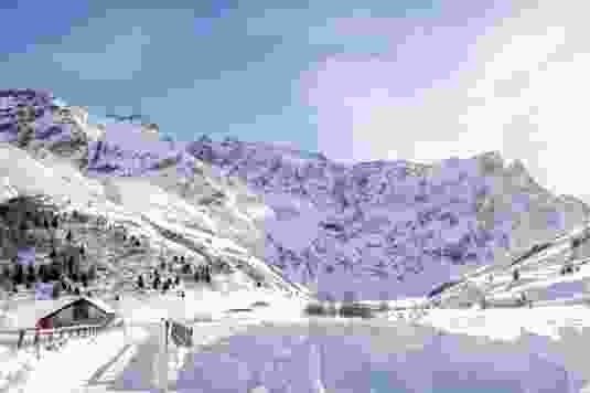 Brücke über den Ava da Nandro mit Blick ins Val Curtegns.
