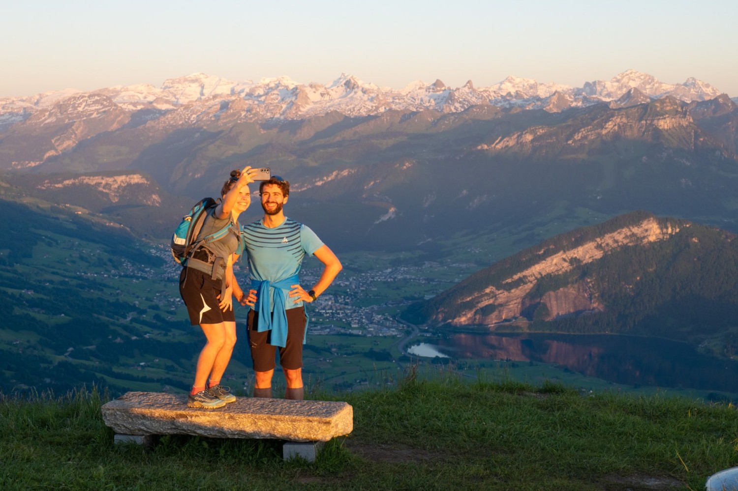 Selfie-Spass auf dem Wildspitz. Unten der Lauerzersee, im Hintergrund die Schwyzer und Urner Bergwelt.